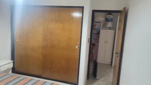 - une porte en bois dans une chambre dans l'établissement Departamento Santa Teresita, à Santa Teresita