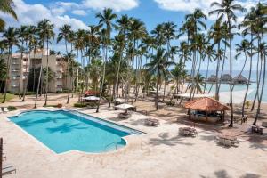 璜多里奧的住宿－Hotel Casa Hemingway，享有度假村的空中景致,设有游泳池和棕榈树