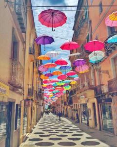 um monte de guarda-chuvas pendurados numa rua em Alex's Apartment em Iglesias
