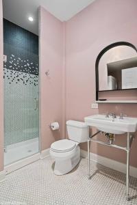 La salle de bains est pourvue de toilettes, d'un lavabo et d'une douche. dans l'établissement The Neighborhood Hotel Lincoln Park, à Chicago