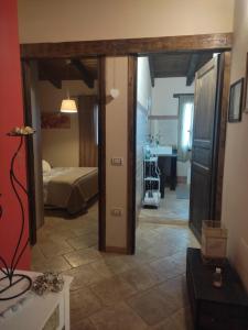 Zimmer mit einem Schlafzimmer, einem Bett und einem Flur in der Unterkunft Alex's Apartment in Iglesias