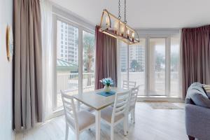 - une salle à manger avec une table et des chaises dans l'établissement St Lucia at Silver Shells L0201, à Destin