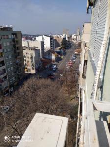 - Balcón con vistas a una calle de la ciudad en Apartman 9, en Voždivac