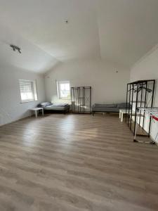 pusty pokój z 2 łóżkami i drewnianą podłogą w obiekcie Wohnung für Monteure in Unterallgäu 