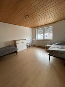 Pokój z 2 łóżkami i drewnianym sufitem w obiekcie Wohnung für Monteure in Unterallgäu 