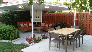 un patio con mesa, sillas y pérgola en Downtown Hollywood Boutique Hotel, en Hollywood