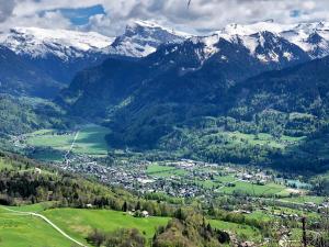 a town in a valley with snow capped mountains at Appartement cosy à Samoëns de 57 m² avec balcon. in Samoëns