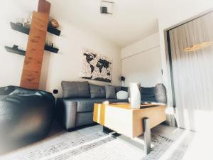 The Beehive في ميتيليني: غرفة معيشة مع أريكة وطاولة
