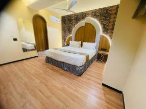 um quarto com uma cama grande num quarto em Hotel Nova Bopal em Bodakdev