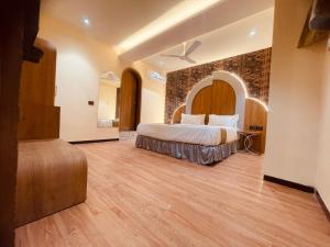 um quarto de hotel com uma cama num quarto em Hotel Nova Bopal em Bodakdev