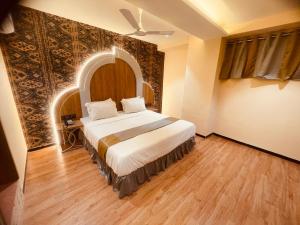 um quarto com uma cama num quarto com uma parede em Hotel Nova Bopal em Bodakdev