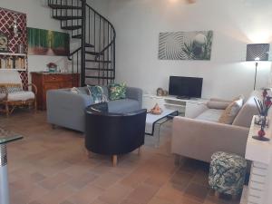 サアラ・デ・ロス・アトゥネスにあるZahara Beach Houseのリビングルーム(ソファ2台、テレビ付)