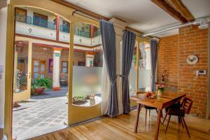 Posezení v ubytování Old Town Quito Suites, Elegant Comfort & Space in the Historic Center