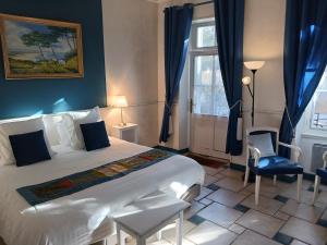 una camera d'albergo con un grande letto e una finestra di HOTEL LA COGNETTE A 25 Kilomètres de Châteauroux et 30 Kilomètres de Bourges a Issoudun