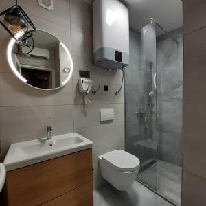 La salle de bains est pourvue d'une douche, de toilettes et d'un lavabo. dans l'établissement Apartmani Audacia Crikvenica, à Crikvenica