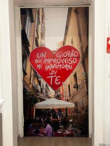 ein großes Herzschild hängt von einem Gebäude in der Unterkunft La Casa di Geppa in Neapel