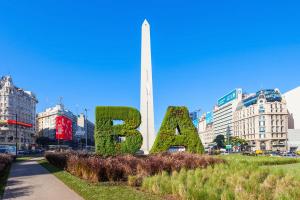 un gran cartel de arbusto frente al monumento de Washington en Hotel Centro Naval en Buenos Aires
