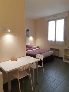 Postel nebo postele na pokoji v ubytování L'ANNEXE Résidence Hôtelière classée