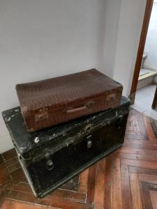 duas malas estão sentadas em cima de uma mesa em Hotel europeo em Buenos Aires