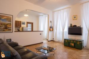 A television and/or entertainment centre at Gracie's Getaway x6