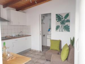 a living room with a couch and a kitchen at El Caramelito 1 in Maspalomas