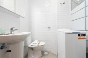 a white bathroom with a sink and a toilet at dobohomes - Puenteareas in Madrid