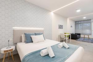 Łóżko lub łóżka w pokoju w obiekcie Dobo Madrid ANR1