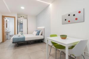 Łóżko lub łóżka w pokoju w obiekcie Dobo Madrid ANR1