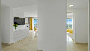 TV a/nebo společenská místnost v ubytování Cannes Marina Appart Hotel Mandelieu