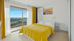 Postel nebo postele na pokoji v ubytování Cannes Marina Appart Hotel Mandelieu
