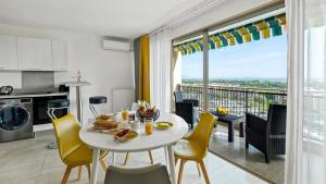 Kuchyň nebo kuchyňský kout v ubytování Cannes Marina Appart Hotel Mandelieu