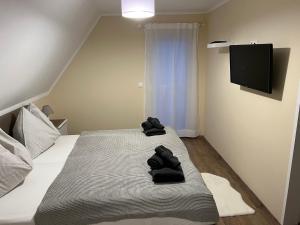 una camera da letto con un letto con asciugamani neri di Gemütliche Wohnung in Velden! a Velden am Wörthersee