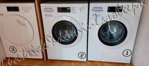 três máquinas de lavar roupa numa sala com graffiti em Magnifique Parc de la Presqu'île avec Piscine et Plage face à Porquerolles ! em Hyères