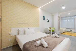 Łóżko lub łóżka w pokoju w obiekcie Dobo Madrid ANR1