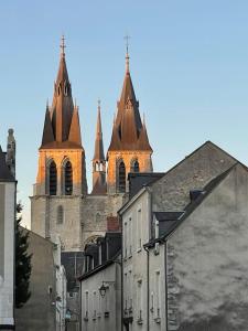 stary budynek z wieżami i kościołem w obiekcie Coeur de Blois appartement neuf w mieście Blois