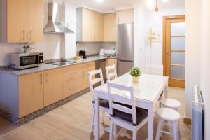 uma cozinha com uma mesa e cadeiras e um micro-ondas em Apartamento Solpor Bueu em Bueu