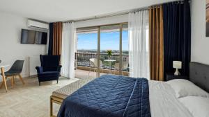 Postel nebo postele na pokoji v ubytování Cannes Marina Appart Hotel Mandelieu