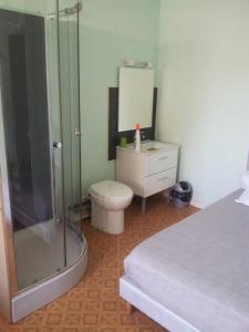 a bathroom with a shower and a toilet and a sink at Auberge Bella Riva in Creysse