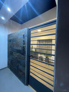 una habitación con una puerta de madera con plantas. en Departamento Dalmacio en La Rioja