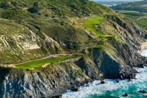 una vista aérea de un campo de golf en un acantilado junto al océano en Casa Sola Penthouse en Cabo San Lucas