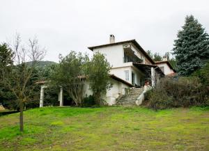 a white house on a hill with a yard at Luxury Chez-Moi in Serres