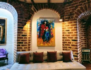 Posezení v ubytování Old Town Quito Suites, Elegant Comfort & Space in the Historic Center