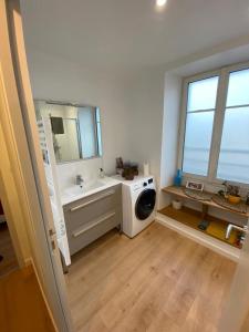 bagno con lavandino e lavatrice di Appartement du Port - Audierne ad Audierne