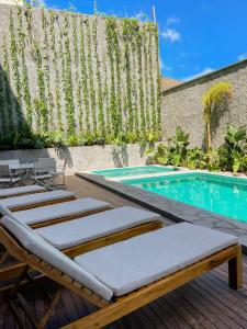 - une piscine avec chaises longues à côté d'un bâtiment dans l'établissement Tintto Hotel, à Fortaleza