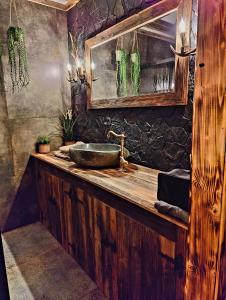 Phòng tắm tại Oskarówka domek w górach na odludziu z jacuzzi i sauną - kominek i Netflix