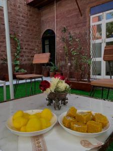 dos platos de pan y limones en una mesa en MAGAN NIWAS, en Jodhpur
