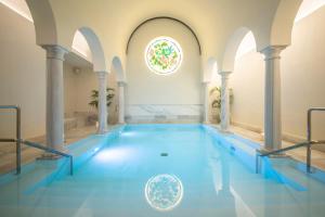 una piscina en un edificio con una vidriera en Gran Hotel Las Caldas by blau hotels - Adults Only, en Las Caldas