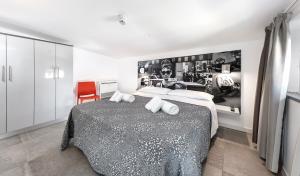 una camera da letto con un letto con due cuscini sopra di Mini Suite (3 adulti) a Riccione