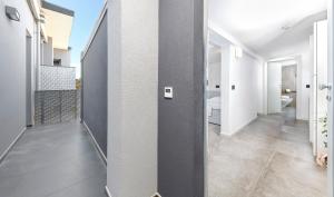 un corridoio di una casa con pareti bianche di Mini Suite (3 adulti) a Riccione
