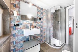 un bagno con lavandino e doccia di Mini Suite (3 adulti) a Riccione